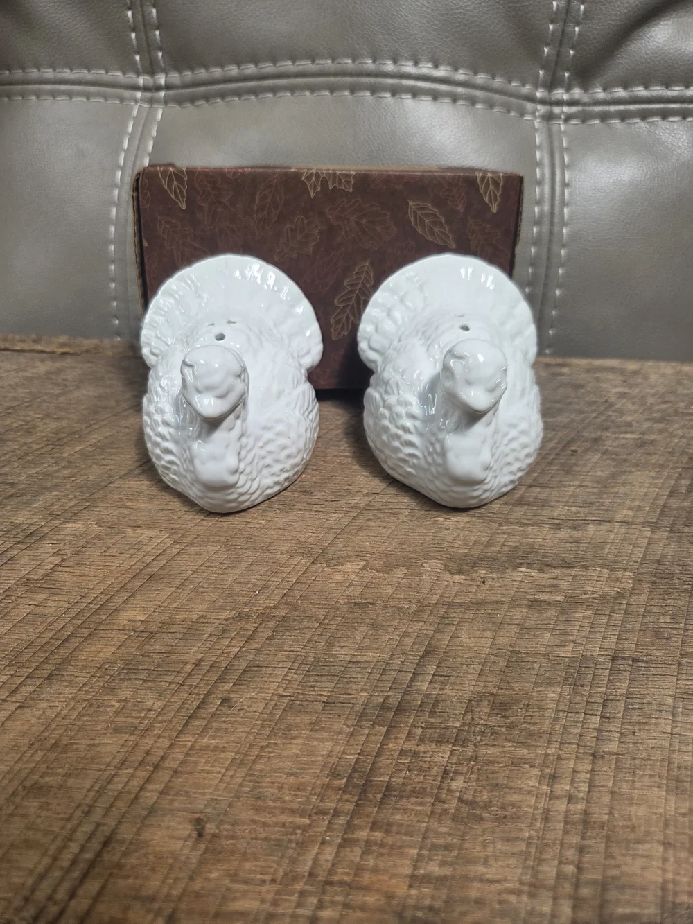 NWT Welcome Autumn Ceramic Salt & Pepper Shaker Set ~ Leaf Gift Tag ~ Bin 1D